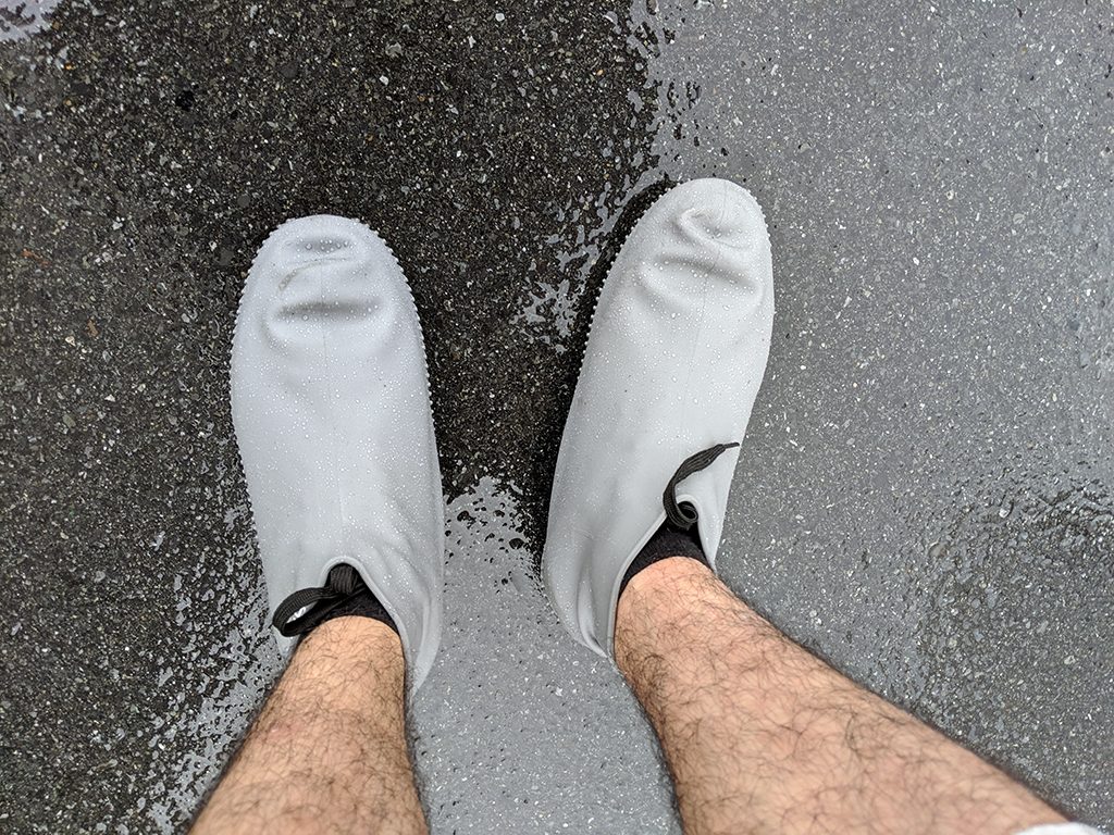 雨の日に靴が濡れるのを防ぐ Smilefoot シューズカバー レビュー 防水性能は良いが滑りやすいのが難点 クリエイタークリップ